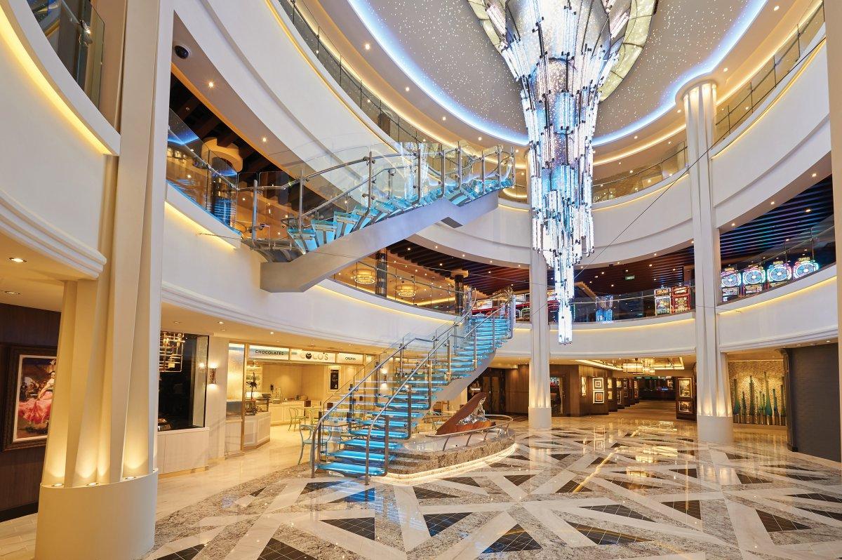 El Atrium del MS Norwegian Bliss es el 678 Ocean Place, donde nos deslumbra su enorme lampara led, de cambiantes colores y moderno diseño. Junto a la escalera vemos el lugar más dulce del barco, la confitería COCO´S CRUCEROS ALASKA NORWEGIAN BLISS CRUCEROS CARIBE NORWEGIAN BLISS CRUCEROS RIVIERA MEXICANA NORWEGIAN BLISS CRUISES ALASKA CRUISES NCL NORWEGIAN BLISS CARIBBEAN NCL CRUISES NORWEGIAN BLISS #NorwegianBliss #CruiseNorwegian #Alaska #AlaskaCruises #CaribbeanCruises #AlaskaNCL #CaribbeanNCL #CrucerosEstadosUnidos #CrucerosSeatttle #SeattleCruises #NewShip